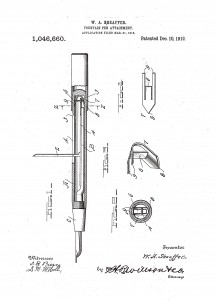 Patente de 1912 de Walter A. Sheaffer donde describe el mecanismo de fijación de la varilla interior encargada de oprimir el saco al recibir la presión de la palanca