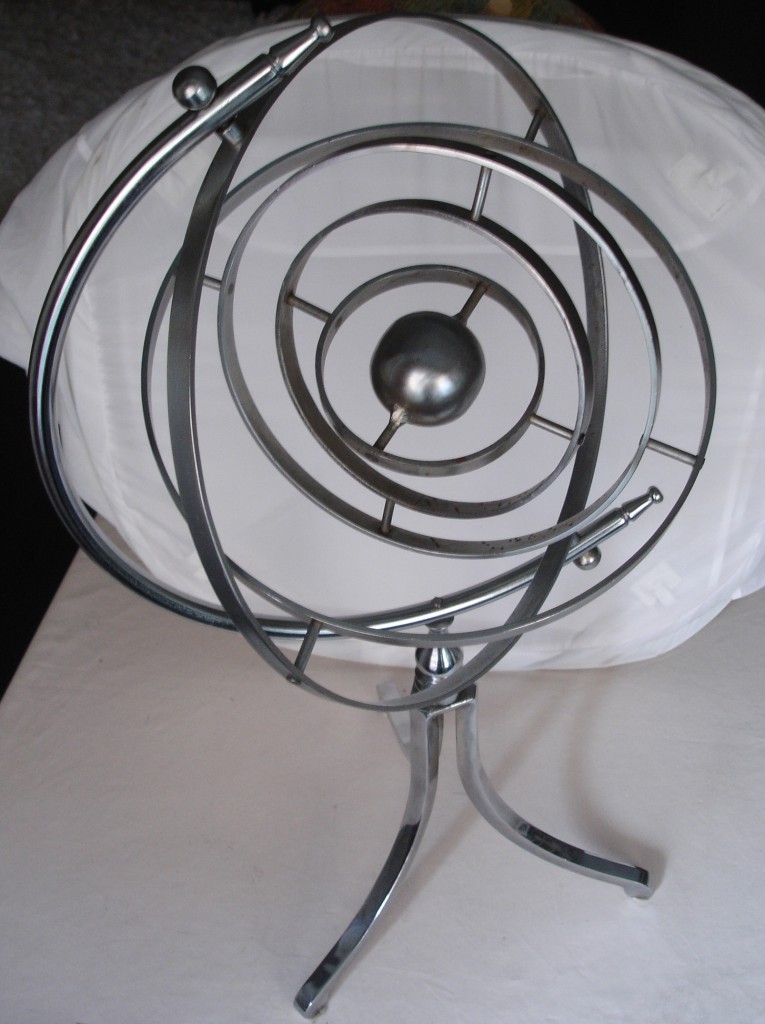 Astrolabio metálico fabricado en España a mediados del siglo XX