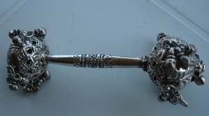 Sonajero foráneo acabado en plata baja con dos esferas con cascabeles unidas por un vástago