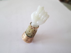 Figa de coral blanco con adornos grabados y trabajados a mano