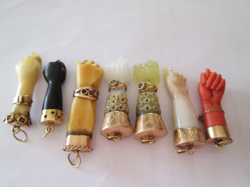 Colección de higas españolas acabadas en oro, con casquillos lisos, cincelados y calados y ornamentos y detalles decorativos