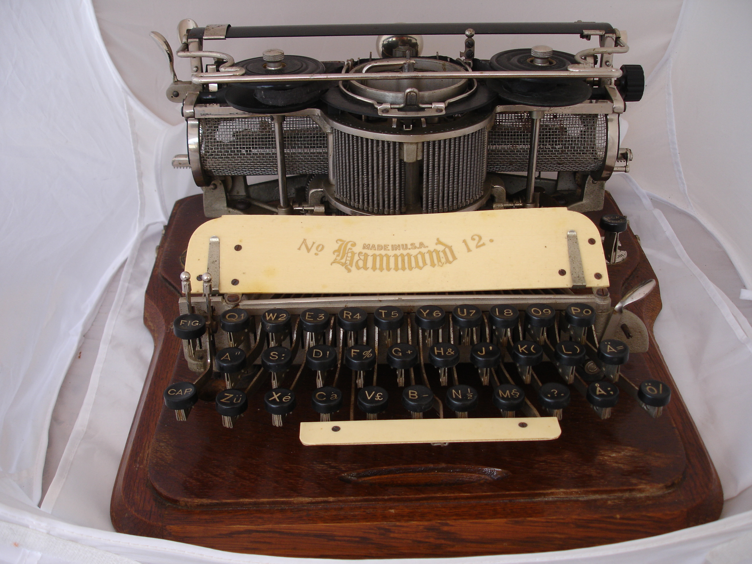 violación para mi Lírico Hammond: la máquina de escribir políglota - EL COLECCIONISTA ECLÉCTICO:  Artículos e ideas originales para sorprender regalando